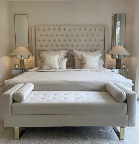 Bedroom Ideas Champagne Color, Cream Tufted Bedroom Ideas, Champagne Color Bed, Beige Bedroom Aesthetic Luxury, Cuartos Color Beige, Hamptons Bedroom Master Suite, Luxe Bedroom, Creative Home Decor, Small Room Bedroom