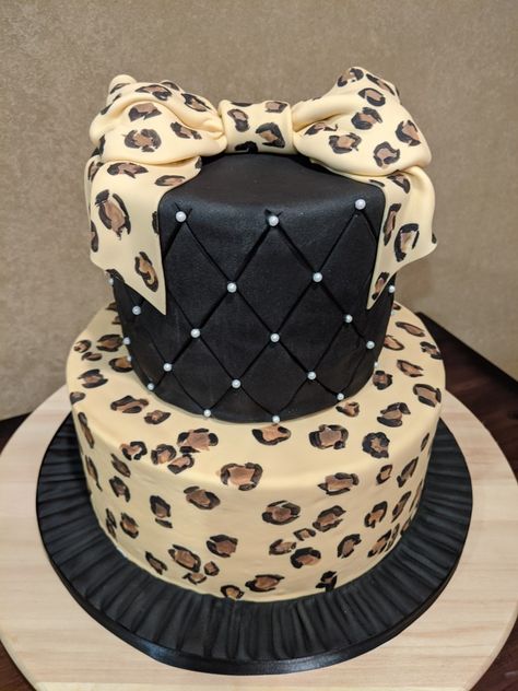 Leopard Print Party Ideas, Leopard Print Birthday Party Ideas, Leopard Print Cakes Ideas, Animal Print Birthday Cake, Birthday Cake Themes, Cheetah Birthday Cakes, Cheetah Print Party, Cheetah Print Cakes, Cheetah Cake