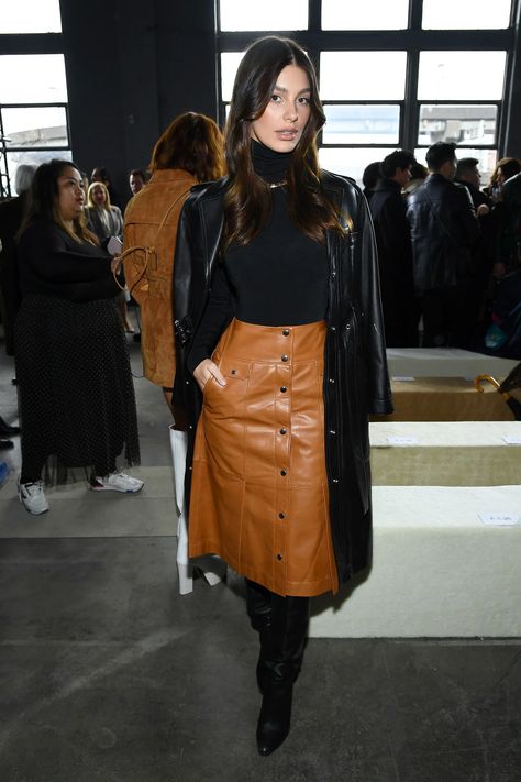 Tan Leather Skirt, Best Dressed Celebrities, Brown Leather Skirt, Leather Skirt Outfit, Camila Morrone, Moda Chic, Looks Street Style, Best Dressed, Autumn Outfit