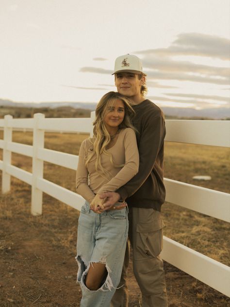 couple photo shoot inspo Couple Western Goals, Cute Western Couple Pictures, Southern Couple Photoshoot, Couple Country Photoshoot, Couples Western Photoshoot, Western Engagement Pictures Outfits, Cowboy Boyfriend, Boyfriend Photography, County Couples