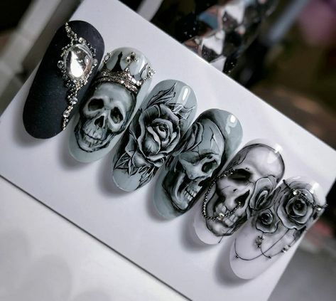 Skull Nail Designs, Skull Nail Art, Skull Nails, Goth Nails, Nails Design With Rhinestones, Dope Nail Designs, Halloween Nail Designs, Halloween Nail Art, Autumn Nails