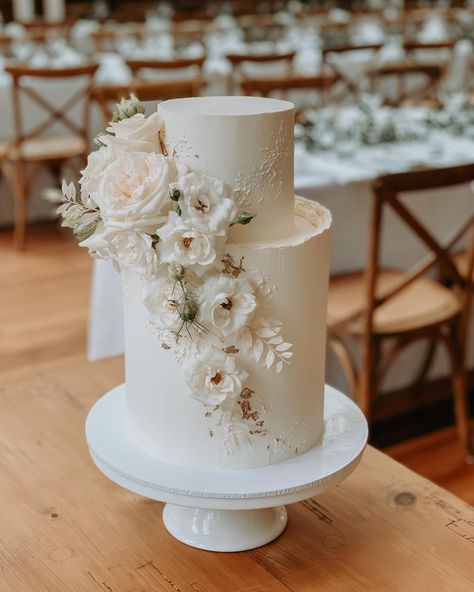 Looking for designer cake ideas to make the sweet tooth worth it? Count on these unique cakes to make your engagement ceremony perfect! Engagement Cake Designs Unique, White Engagement Cake, Palette Cake, New Cake Design, 25 Anniversary Cake, Reception Cake, Designer Cake, Cakes To Make, Boho Wedding Cake