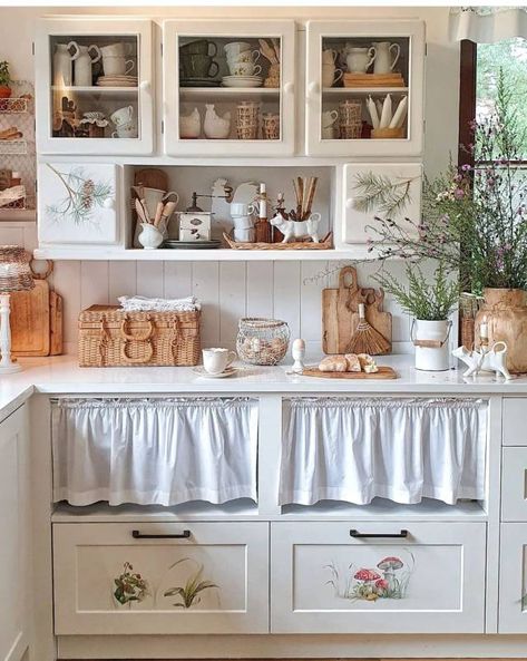 Pink House Interior, Painted Cabinets, Cottage Vintage, House Cottage, Fabulous Kitchens, Cottage Kitchens, Boho Kitchen, Cozy Kitchen, Shabby Chic Kitchen