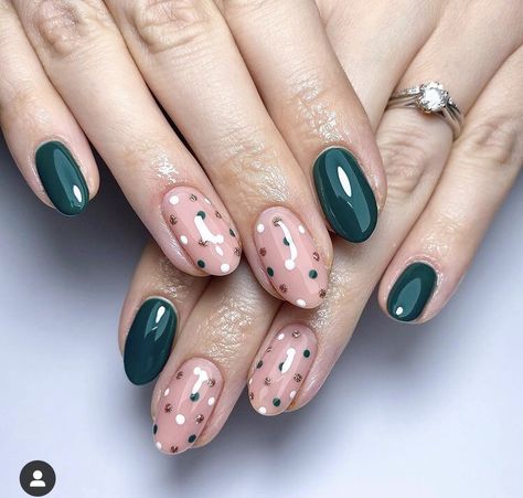 Winter Nails New Years, Christmas Nails Polka Dots, Polka Dot Christmas Nails, Christmas Polka Dot Nails, Trendy Christmas Nails 2023, Green Polka Dot Nails, Plain Christmas Nails, Simple Festive Nails, Plain Winter Nails