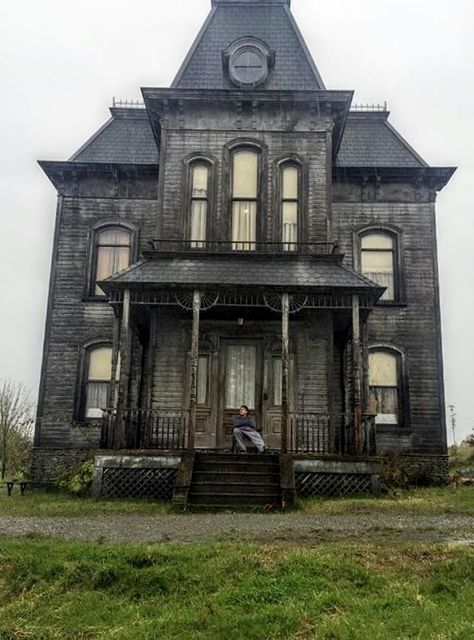 Bates Motel House, Kenny Johnson, Gothic Mansion, Goth Things, Creepy Houses, Dark House, Bates Motel, Dark Home, Abandoned Mansions