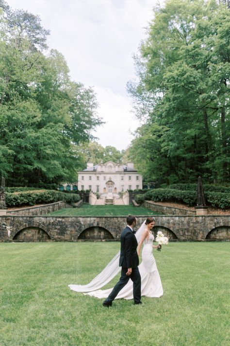 Bride and groom walking in front of the Swan House in Atlanta, Georgia Swan House Atlanta, The Swan House, Swan House Wedding, North Georgia Wedding Venues, Tampa Wedding Venue, North Georgia Wedding, Atlanta Wedding Venues, Atlanta Wedding Photography, Swan House