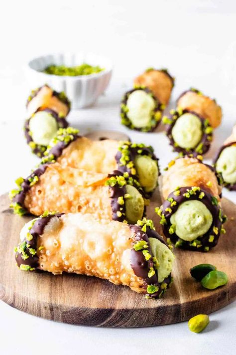 Pistachio Cannoli #pistachio #cannoli #italiandessert #baking #cookie #pastry #homemade #italian Cannoli Pistachio, Canolis Recipe, Pistachio Cannoli, Cannoli Recipes, Pies And Tacos, Cannoli Recipe, Cannoli Cream, Pistachio Recipes, Pistachio Cream