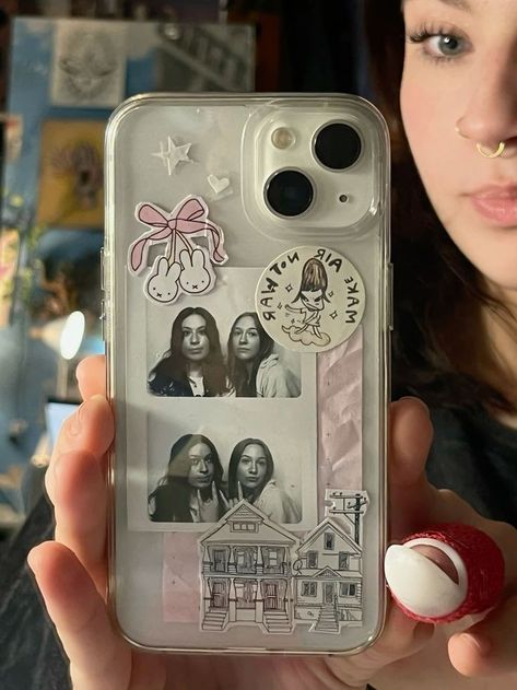 Thing To Put In Your Phone Case, Stuff To Put In Phone Case, Decorative Phone Cases, Photo Case Ideas, Sticker Decorated Phone Case, Sticker On Phone Case, Clear Phone Case Decoration Ideas, Iphone Aesthetic Phone Cases, Phone With Stickers