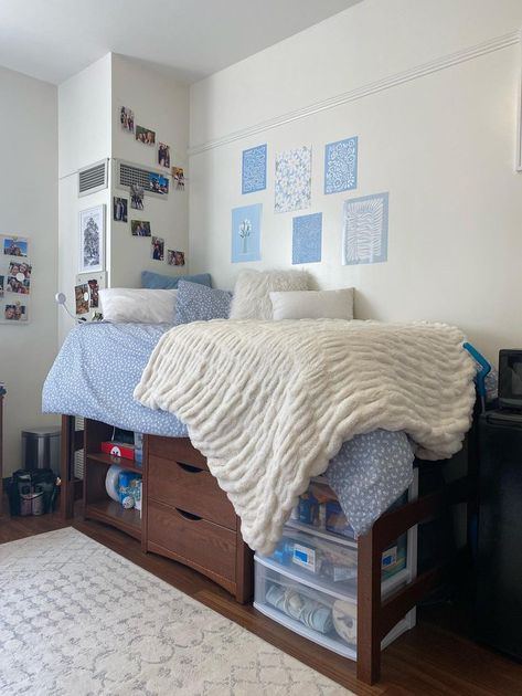 Stonebridge Hall 217, 2021 Dorm Rug Aesthetic, Blue And Gold Dorm Room Ideas, Uni Room Ideas Uk Halls, Dorm Room Ideas Blue, Blue Dorm Room Aesthetic, Simple Dorm Room Ideas, Coastal Dorm Room, College Room Inspiration, Light Blue Dorm Room Ideas