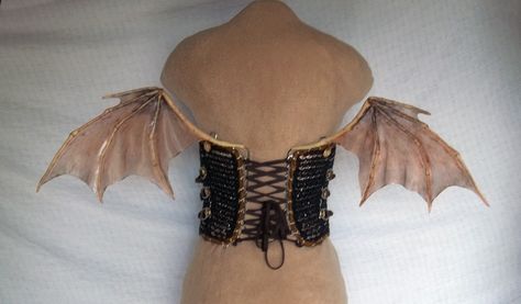 dragon's wings - what a great idea . . and easy too as long as you have a good base to attach them to Wings Tutorial, Elf Kostüm, Tiny Dragon, Here Be Dragons, Costume Tutorial, Dragon Costume, Steampunk Diy, Modge Podge, Cosplay Tutorial