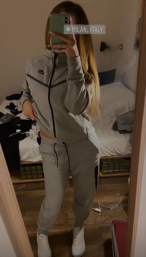 Tech Nike Girl, Nike Tech Girl Outfit, Nike Tech Fleece Drip Girl, Drill Outfit Girl, Tech Fleece Girl, Nike Tech Girl, Girls Nike Tech, Nike Tech Outfit, Drill Girl