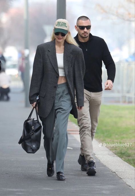 Anwar Hadid Style, Gigi Hadid Street Style Casual, Zayn Gigi, White Bra Top, Gigi Hadid Street Style, Gigi Style, Gigi Hadid Outfits, Hailey Baldwin Style, Gigi Hadid Style