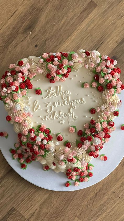 #vintage #cake #cakedesigner #heart Floral Heart Cake, Tiered Heart Cake, Anniversary Heart Cake, Layered Wedding Cake, Wedding Cake Heart, Vintage Cake Ideas, Sweetheart Cake, Heart Birthday Cake, Vintage Heart Cake