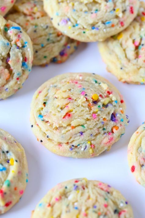 These SUPER SOFT Sprinkle Pudding cookies are so so easy and loaded with vanilla flavor! Sprinkle Pudding Cookies, Oreo Desserts, Cake Pudding, Best Sugar Cookie Recipe, Boxed Cake, Cake Mix Cookie Recipes, Pudding Cookies, Best Sugar Cookies, Vanilla Flavor