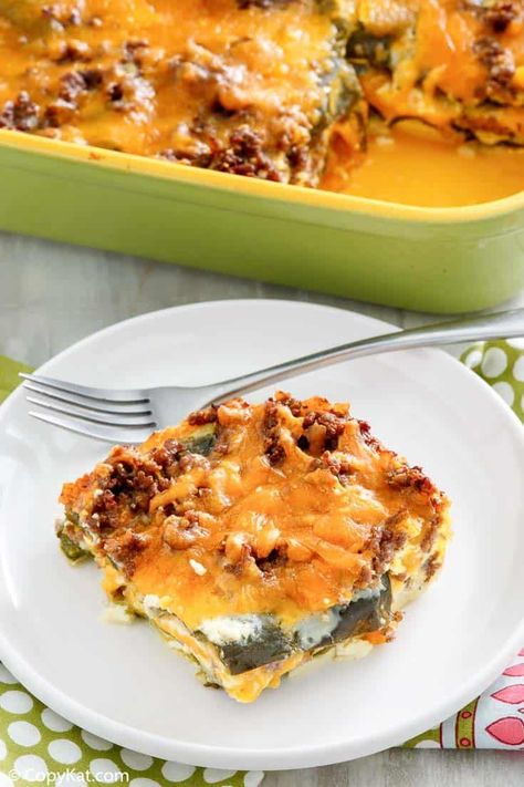 The best Chili Relleno Casserole with Beef is so easy to make! Get the recipe for a cheesy, creamy casserole with chilies that is sure to be a favorite for dinner. This tasty Mexican dish can be made with ground chicken or pork. You can also make it without meat for a vegetarian meal. Beef Chili Relleno Casserole, Chili Rellenos Casserole Recipe, Casserole With Beef, Creamy Casserole, Beef Ideas, Relleno Casserole, Chili Relleno Casserole, Taco Wraps, Chili Relleno