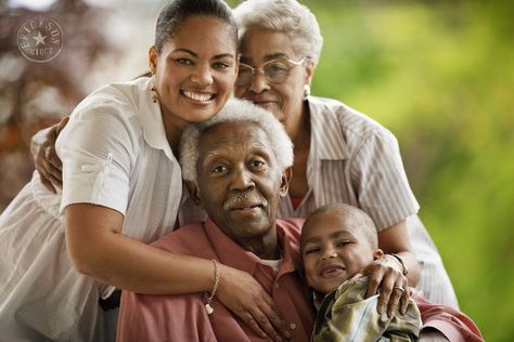 Family portrait of grandparents with their daughter and grandson #familyphotography #family #photography #with #grandparents Grandparents Photography, Large Family Photography, Grandmother And Grandfather, Retirement Party Themes, Family Photoshoot Ideas, Family Potrait, New Grandparent Gifts, Grandparent Photo, Daughter And Son