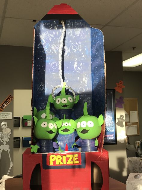 Mad Scientist Pumpkin Decorating, Spaceship Pumpkin Decorating, Toy Story Alien Pumpkin, Toy Story Pumpkin Ideas, Toy Story Alien Claw Machine Diy, Movie Character Pumpkins, Claw Toy Story, Pumpkin Decorating Contest Storybook, The Claw Toy Story