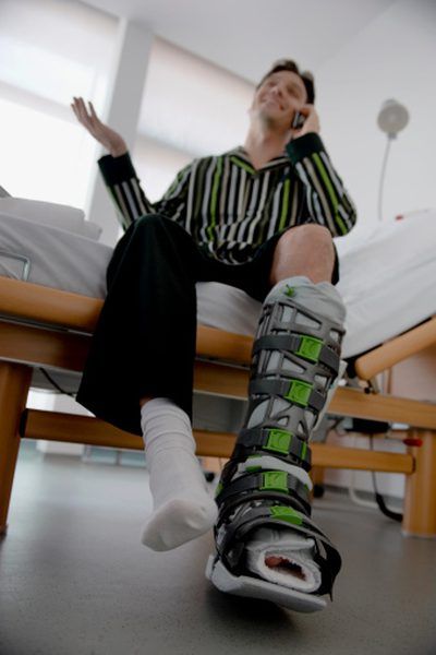 How Does a Walking Cast Work? | LIVESTRONG.COM Ankle Fracture Recovery, Walking Cast Boot, Ankle Cast, Broken Ankle Recovery, Ankle Replacement, Walking Cast, Disabled Fashion, Long Leg Cast, Ankle Fracture