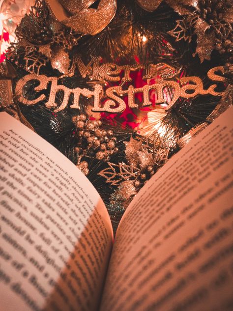 Christmas Bookish Wallpaper, Bookish Christmas Wallpaper, Christmas Aesthetic Books, Books Christmas Aesthetic, Christmas Bookstagram Ideas, Bookish Christmas Decor, Christmas Book Wallpaper, Bookstagram Inspiration Kindle, Christmas Books Aesthetic