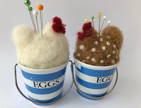 Felted Pin Cushions, Needle Felted Pin Cushions, Easy Needle Felting Ideas, Felt Chickens, Needle Felting Diy Tutorials, Felt Pincushions, Felting Diy, Needle Felting Diy, Needle Felting Tutorials