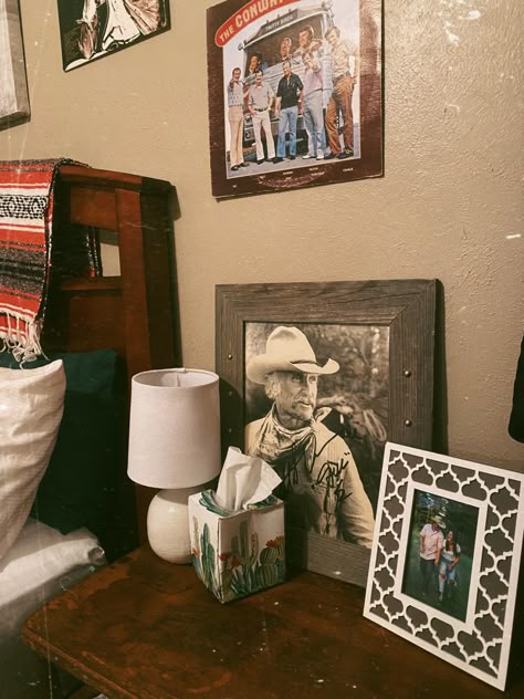 Western boho room decor idea Vintage inspo Vsco bord Vintage Western Room, Western Boho Room, Grunge Apartment Aesthetic, Cowgirl Wall Decor, Western Apartment, Country Room, Western Room, Western Wall Decor, Western Grunge