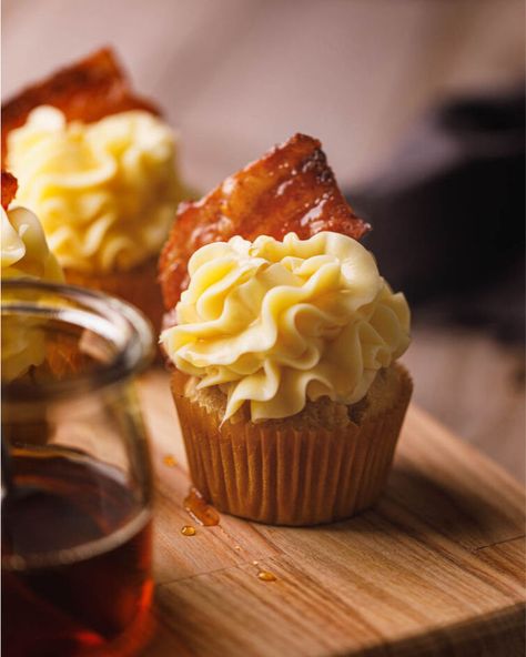 These Maple Bacon Cupcakes with Maple bacon frosting are the perfect combination of sweet and savory. They can be a dessert, a breakfast treat, or a go-to snack – whatever you're in the mood for! #maplebaconcupcakerecipe #maplebaconcupcakes #maplebaconfrostingrecipe Bourbon Cupcakes, Maple Bacon Cupcakes, Cupcake Vanilla, Savory Cupcakes, Gourmet Pastries, Bacon Cupcakes, Boozy Cupcakes, Boozy Desserts, Gourmet Cupcakes