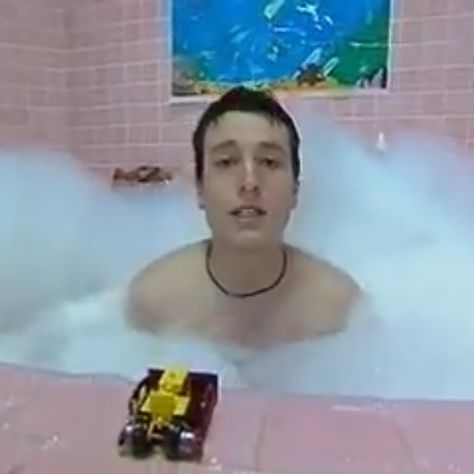 leigh whannell in bath Leigh Whannell Cute, Leigh Whannell Pfp, Leigh Whannell Saw, Leigh Whannell Recovery, Leigh Whannell 90s, Adam Stanheight, Leigh Whannell, Saw Series, Saw 1