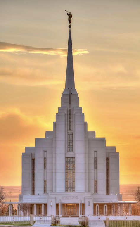 Rexburg, Idaho mormon temple Rexburg Idaho Temple, Church Of Jesus Christ Latter Day Saints Wallpaper, Mormon Aesthetic, Saint Wallpaper, Rexburg Temple, Church Wallpaper, Temples Lds, Lds Pictures, Lds Church History