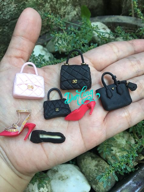 Clay Barbie Accessories, Diy Miniatures, Clay Keychain, Barbie Shoes, Sumikko Gurashi, Bags And Shoes, Barbie Diy, Miniature Diy, Clay Miniatures