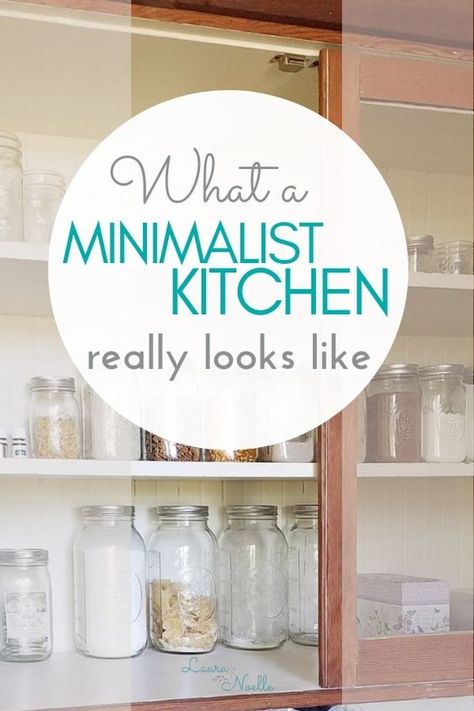 Clean Simple Kitchen, Kitchen Decorating Ideas Minimalist, Minimalist Home Storage, Minimalist Kitchen Essentials List, Minimalistic Kitchen Organization, Minimalist Kitchen Dishes, Simple Living Kitchen, Home Organization Minimalist, Minamilist Kitchen Design