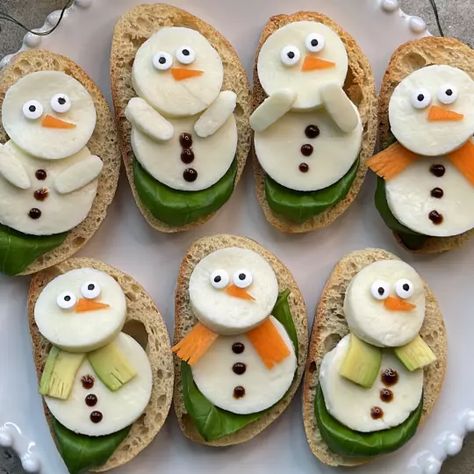 The Snowman Crostini Family Christmas Party Menu, Easy Food Art, Christmas Party Food, Christmas Snacks, Fruit Platter, The Snowman, Christmas Appetizers, Yummy Sides, Yummy Appetizers