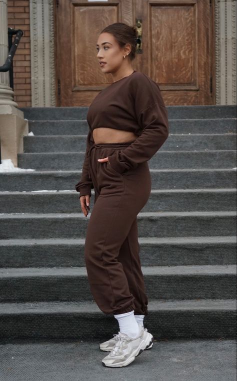 Chocolate brown sweatsuit Brown Tracksuit, Streetwear Outfit Ideas, Hey Babe, Tracksuit Outfit, High Rise Pants, Summer Trends, Streetwear Outfit, Trade Show, Dress Codes