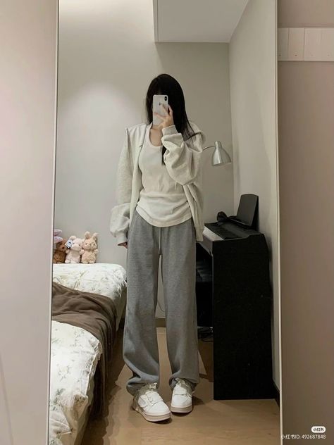 Aesthetic Sweatpant Outfits, Pretty Korean Outfits, Korean Sweatpants Outfit, Acubi Style Outfits, Casual Lazy Outfits, Acubi Fashion Outfit, Grunge Asian, Gray Sweatpants Outfit, Acubi Style