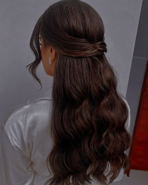 Formal Hairstyles For Dark Hair, Hairstyle Elegant Classy, Elegant Half Up Half Down Hairstyles Medium Hair, Hairstyles For Party Night Elegant, Loose Half Up Half Down, Cheongsam Hairstyle, Hair For Formal Events, Peinados Para Graduacion Sueltos, Hairdo Wisuda