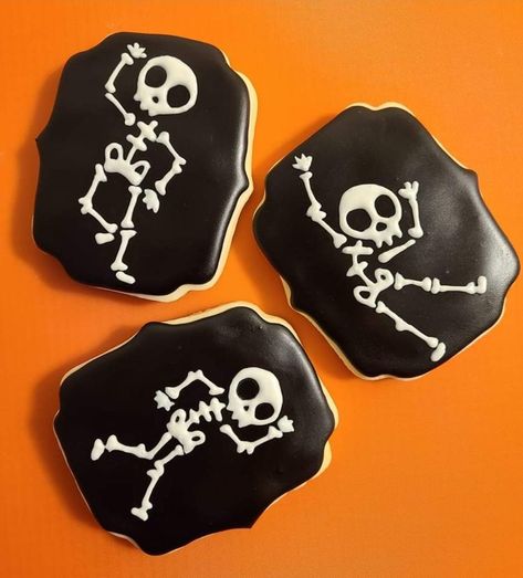 Scary Halloween Cookies, Halloween Sugar Cookies Decorated, Cookie Recipes Decorating, Halloween Breakfast, Cut Out Cookie Recipe, Cookies Decoradas, Halloween Cookies Decorated, Halloween Sugar Cookies, Halloween Sweets