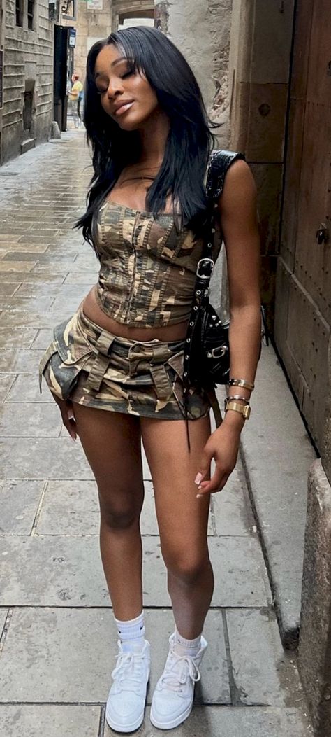 Cargo Mini Skirt Outfit, Mariam Musa, Outfits Mini Skirt, Cargo Skirt Outfit, Coachella 2023, Mini Skirt Outfit, Camo Mini Skirt, Out Outfits, Streetwear Chic