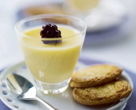 10 Foods From Shakespeare’s Plays That Shakespeare (Probably) Ate Himself - Englandcast Guava Desserts, Lemon Posset Recipe, Posset Recipe, Dessert Lemon, Lemon Posset, 3 Ingredient Desserts, Random Recipes, Breakfast Food List, Mary Berry