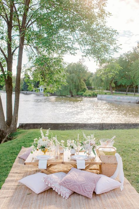 Pretty in Pink Chic Picnic Elopement Ideas Picnic Elopement, Chic Picnic, Picnic Planning, Picnic Birthday Party, South France, Picnic Theme, Montreal Wedding, Picnic Inspiration, Backyard Picnic