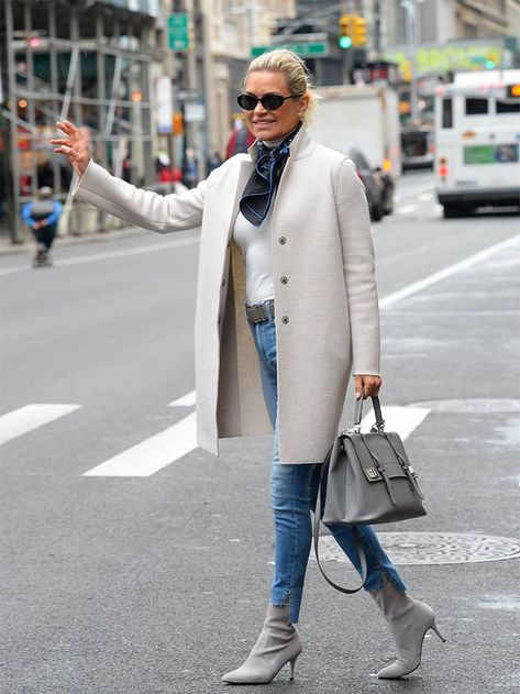 Yolanda Hadid Style: Gigi Hadid's Mum Has Model Style | Who What Wear UK Yolanda Hadid Outfits, Yolanda Hadid Style, Yolanda Foster Style, Celebrity Summer Style, Hadid Fashion, Mode Ab 50, Yolanda Foster, Yolanda Hadid, Polished Casual