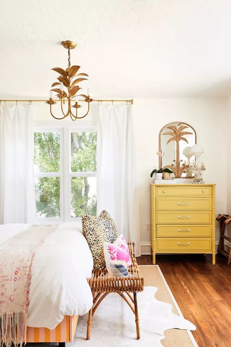 Vintage Tropical Bedroom, Palm Beach Style Bedroom, Palm Beach Style Interior Design, Bright Bedroom Ideas, Palm Beach Bedroom, Modern Tropical Bedroom, Airbnb Furniture, Bedroom Rug Ideas, Charleston Beach