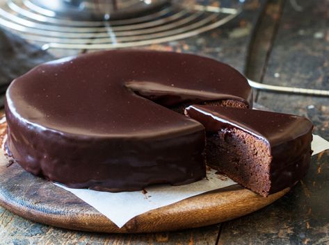 Tadada *drumrolls*, here it is, finally, Sacher torte. A beautiful Viennese classic that has a nice, soft inside with a generous spread of apricot jelly and a thick dark chocolate glaze. We both adore this cake because it reminds us of all of our trips to Vienna, which were so much fun (the city really has an incredibly good vibe). Jernej actually made this cake around 5 times before he was happy with the result as a whole, so he made 100% sure, that this is the best Sacher cake we have ever ... Apricot Jelly, Tart Dough, Chocolate Glaze, Chocolate Tart, Cake Tins, Delicious Chocolate, Something Sweet, Chocolate Desserts, Melting Chocolate