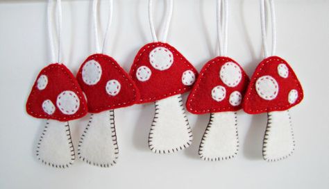 Mushroom Ornaments, Felt Mushroom, Felt Ornaments Patterns, Baby Mobil, Mushroom Crafts, Handmade Christmas Crafts, Mushroom Decor, Felt Christmas Ornaments, Handmade Felt