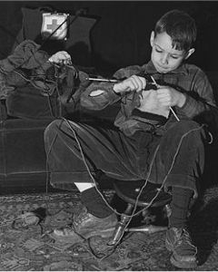 Hello Craft, Men Knitting, Knitting Squares, Vintage Foto's, Knitting Art, Montclair Nj, Robert Doisneau, Knit Art, American Red Cross