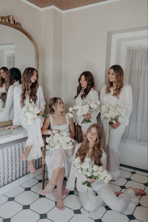 bridal party getting ready photos Bridal Photoshoot Getting Ready, Uneven Bridal Party, Getting Ready Wedding Photos Pajamas, Mom And Bride Getting Ready Photos, Wedding Morning Getting Ready, Getting Ready Bridesmaids, Bride And Sister Getting Ready, Bridal Party On Bed Phito, Bridal Party Poses