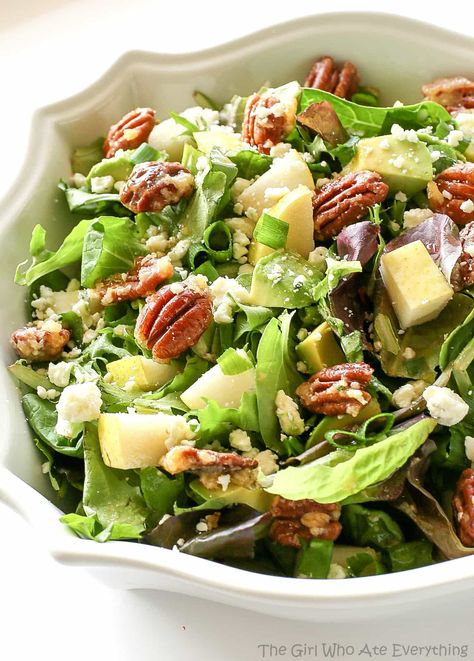 Roquefort Pear Salad - one of my favorite salads topped with candied pecans! #pear #salad #healthy #recipe Salad Recipes For Thanksgiving, Recipes For Thanksgiving Dinner, Simple Salad Recipes, Pear Recipe, Thanksgiving Salad Recipes, Pear Salad Recipes, Recipes For Thanksgiving, Thanksgiving Salad, Weekend Food