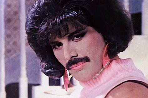 I Want To Break Free Freddie Mercury, Freddie Mercury Pfp, I Want To Break Free, Sublimacion Ideas, Freddy Mercury, Cool Makeup Looks, Aesthetic Grunge Outfit, Queen Freddie Mercury, Halloween Costume Outfits