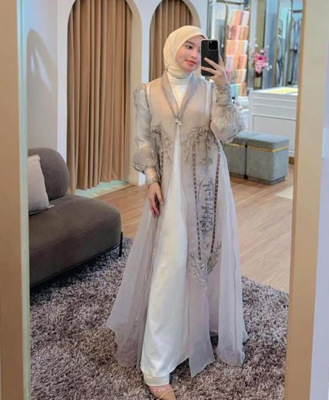 Kebaya Bridesmaid Hijab, Engagement Dress Hijab, Model Baju Hijab, Bridesmaid Dresses Hijab, Gaun Tulle, Modest Bridal Dresses, Dress Lebaran, Kebaya Lamaran, Batik Dress Modern