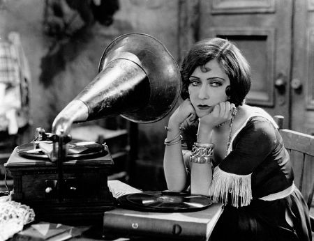 20s Music, Gloria Swanson, Fritz Lang, Silent Film Stars, Jazz Age, Silent Movie, Record Players, I'm With The Band, Aesthetic Blue