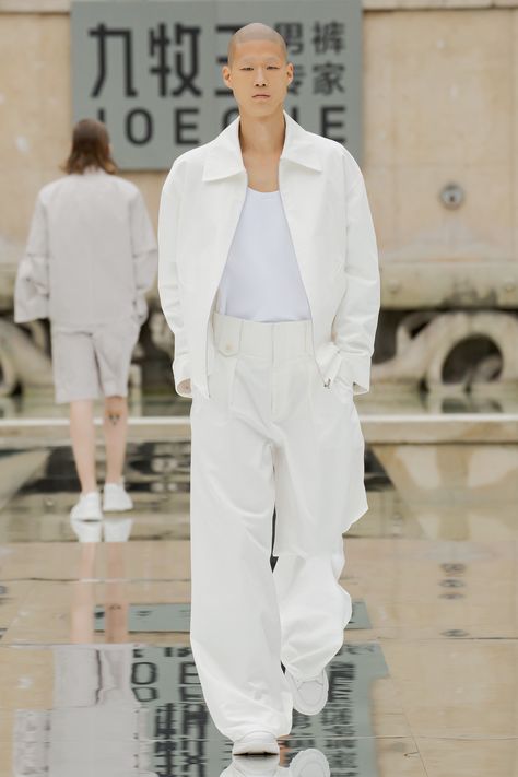 JOEONE Spring 2022 Menswear Collection | Vogue White Pants Outfit Mens, Streetwear Outfit Men, White Pants Men, White Pants Outfit, White Wide Leg Pants, Outfit Streetwear, Mens Spring Fashion, All White Outfit, Menswear Fashion Show