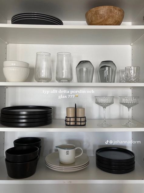 Minimalist Kitchen Decor Ideas, Minimalist Kitchen Apartment, Vibey Apartment Kitchen, Apartment Kitchen Organization Ideas, Black And White Dinnerware, My First Apartment, House Organisation, First Apartment Decorating, House Essentials